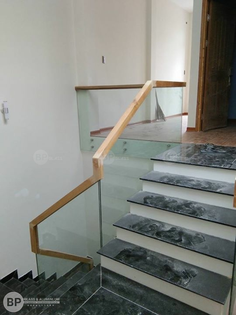 cầu thang kính đẹp , giá lan can cầu thang kính cường lực
